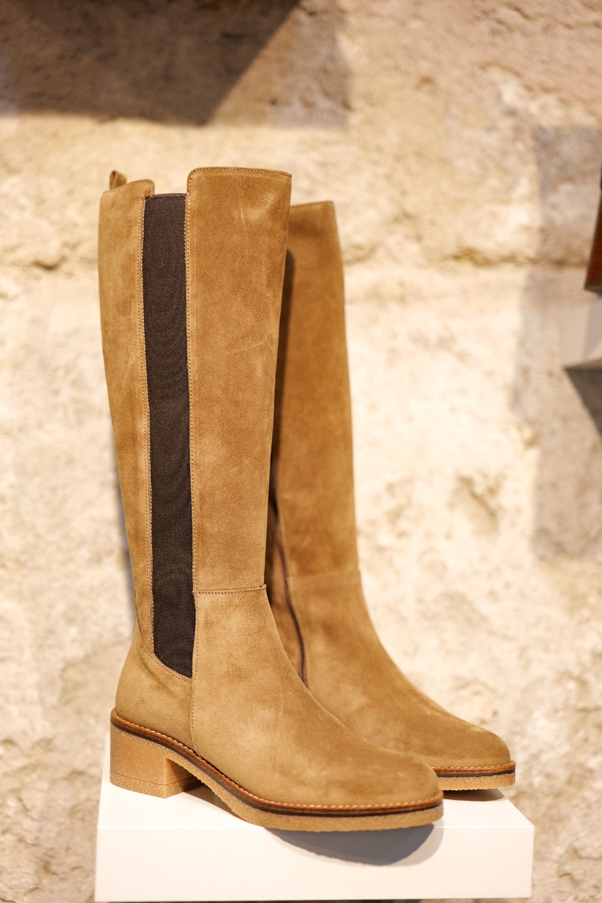 Bottes hautes en cuir nubuck camel avec talons Patricia Miller - Nappa maroquinerie 