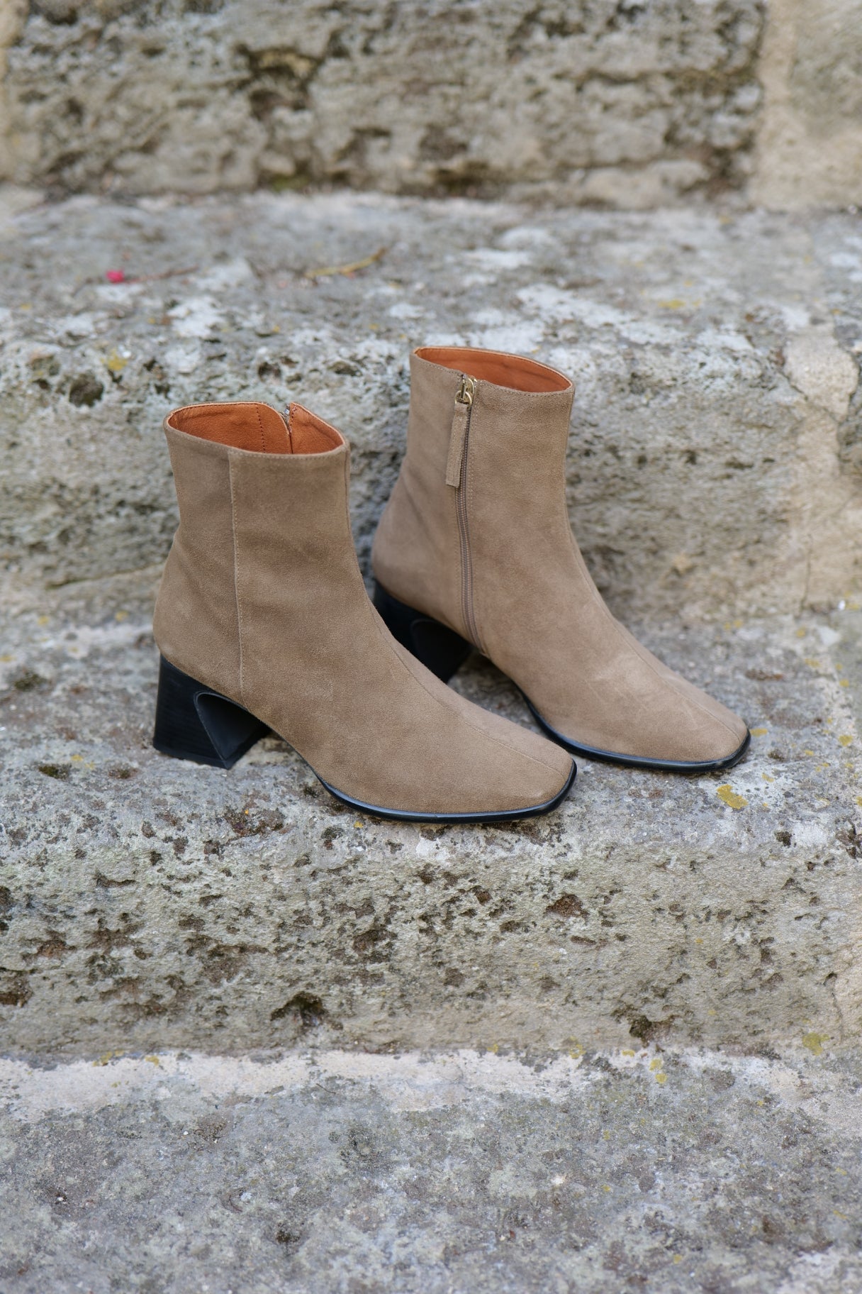 Bottines Dremia en daim taupe – Ángel Alarcón