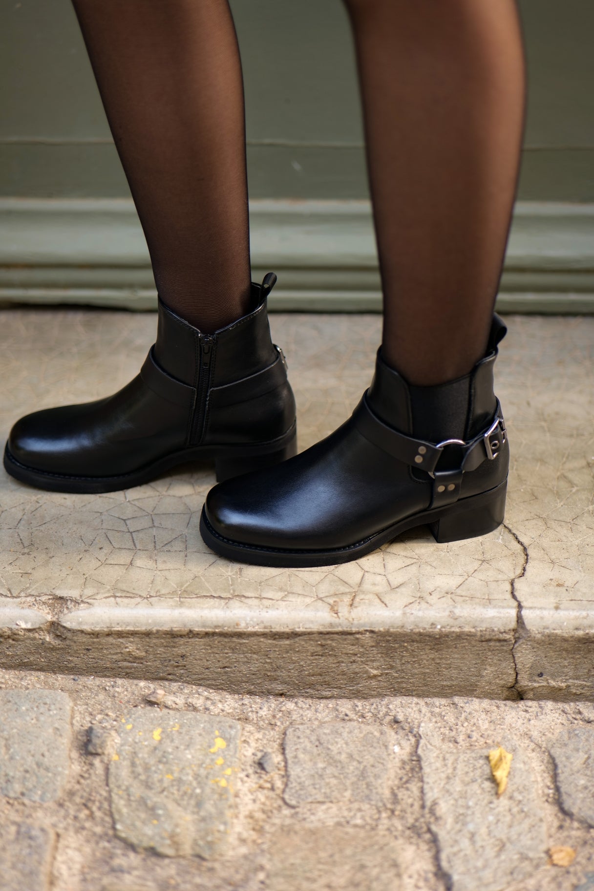 Bottines en cuir noir avec harnais - KEYS K9428