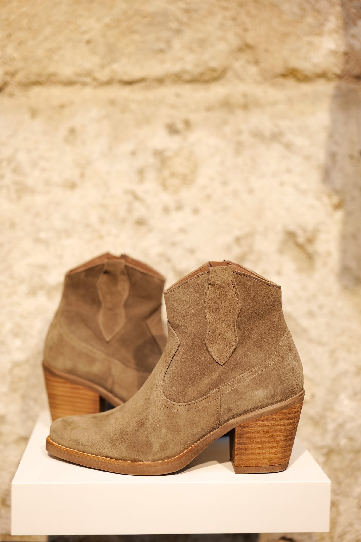 Bottines cow-boy en cuir gris taupe à talons Patricia Miller - Nappa maroquinerie 