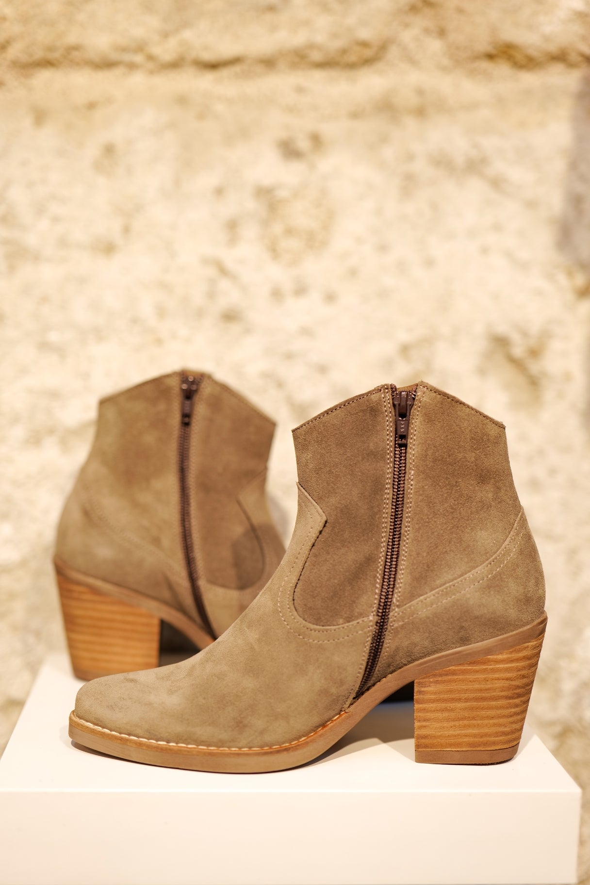 Bottines cow-boy en cuir gris taupe Patricia Miller 