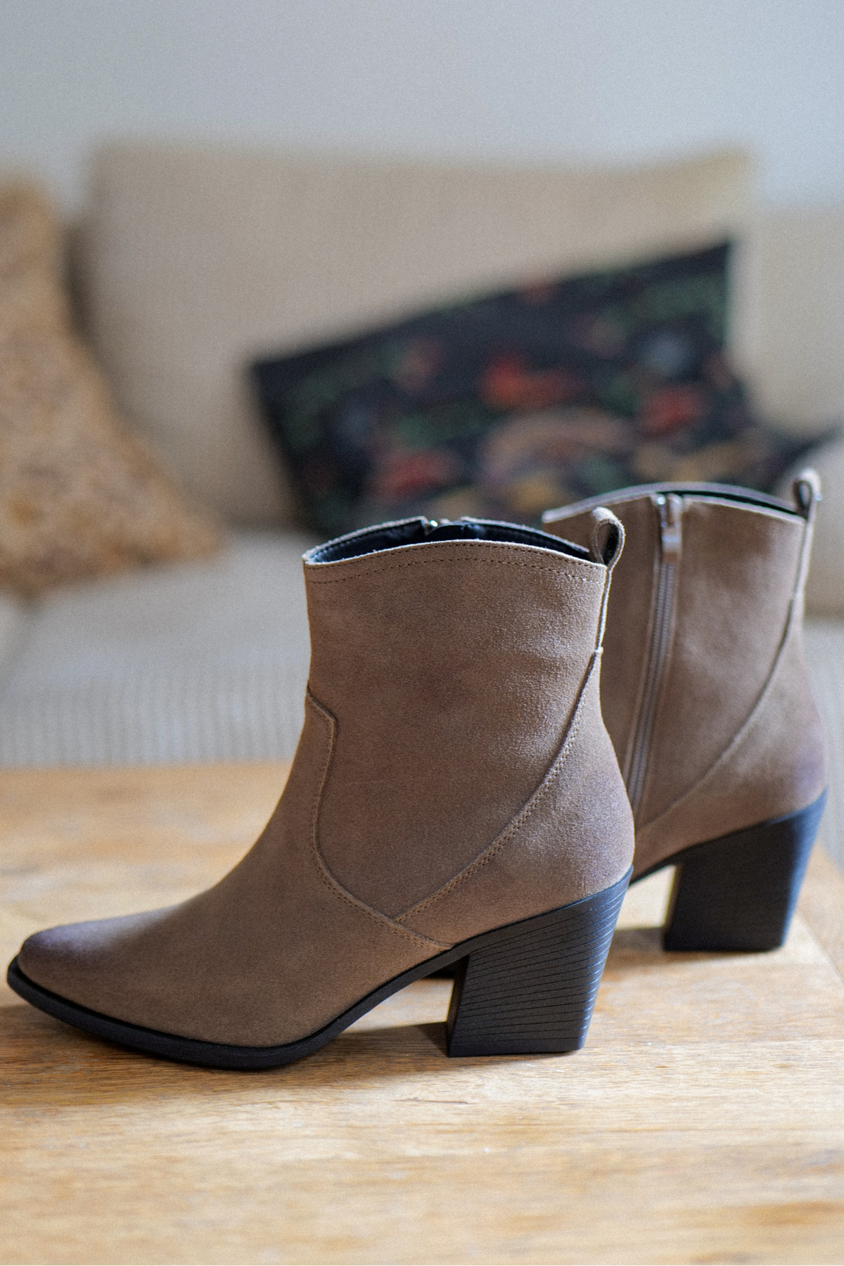 Paire de bottines western daim taupe Keys K13530, fermeture éclair intérieure et tige découpée en V