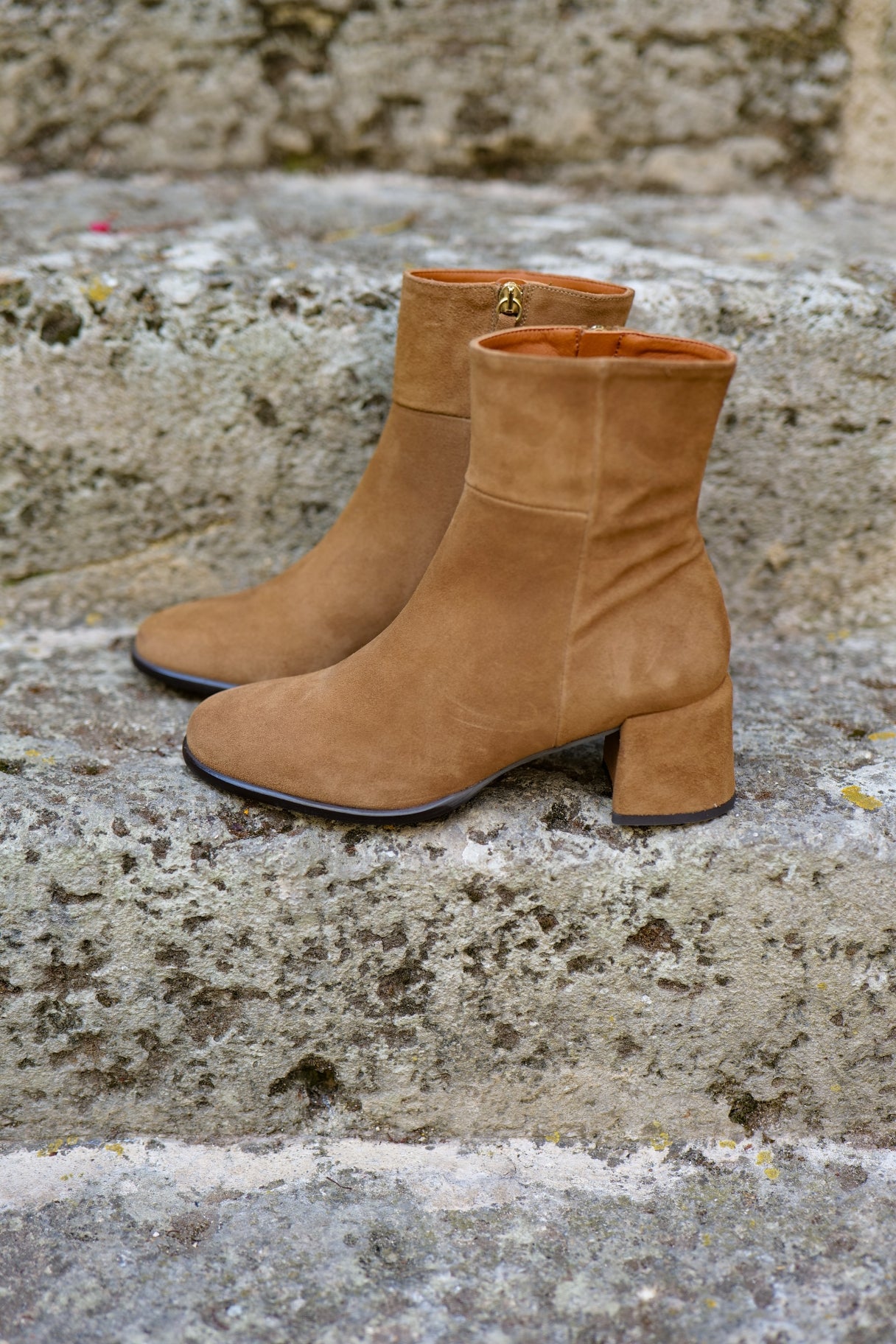 Bottines YTIMIA en daim camel – Ángel Alarcón