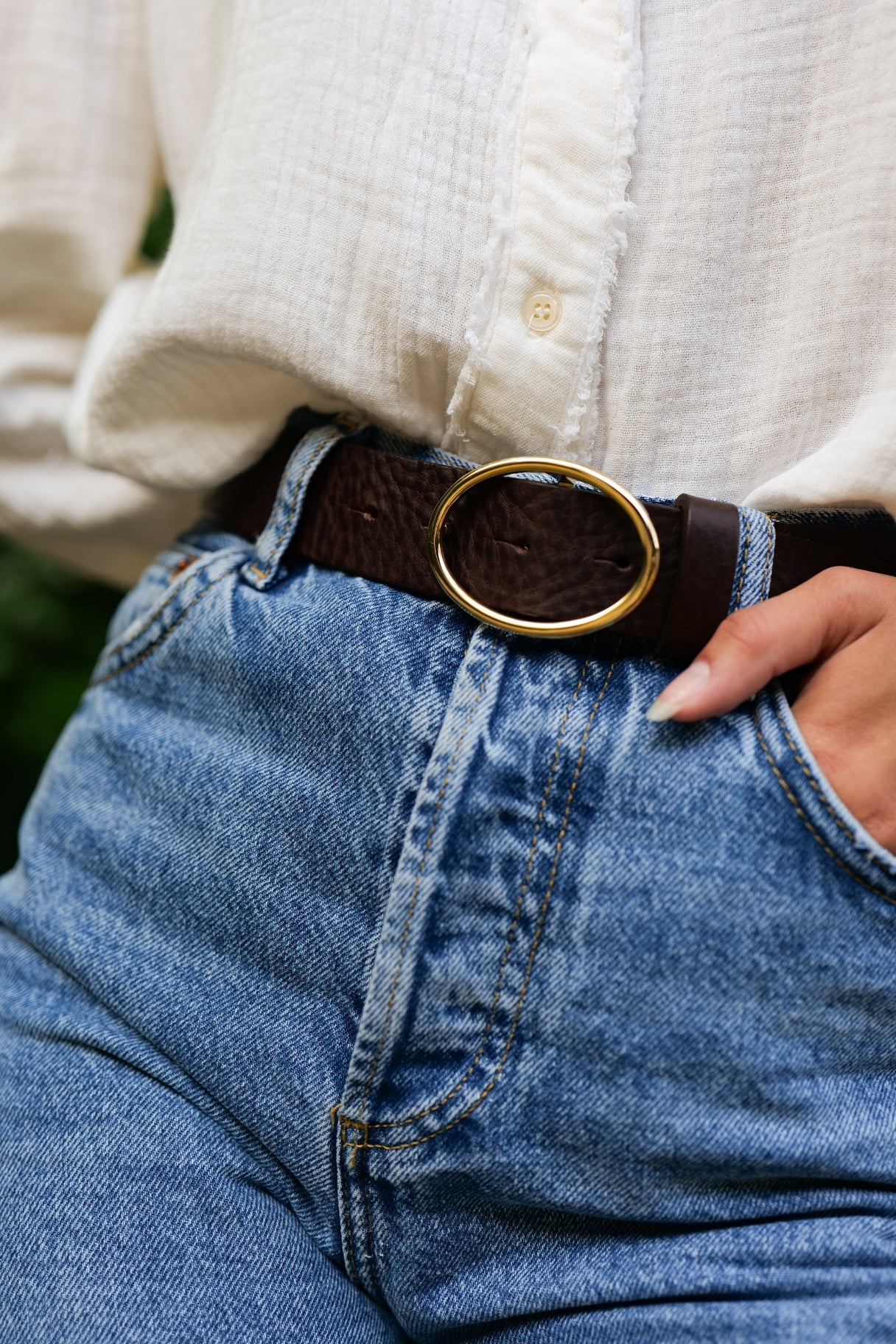 Ceinture artisanale en cuir marron avec boucle dorée 