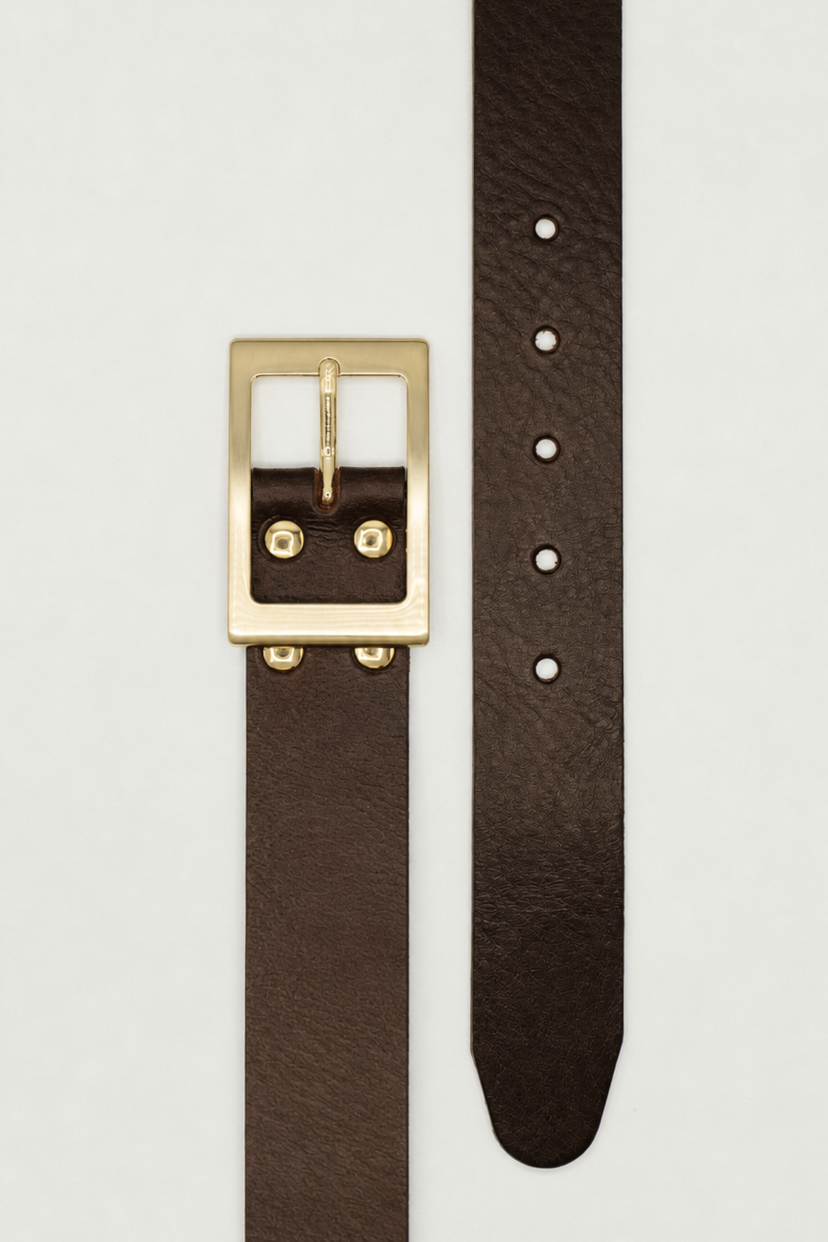 Ceinture Charlotte Atelier Nappa à plat : cuir de vachette marron foncé grainé, boucle rectangulaire dorée brossée et quatre rivets dorés