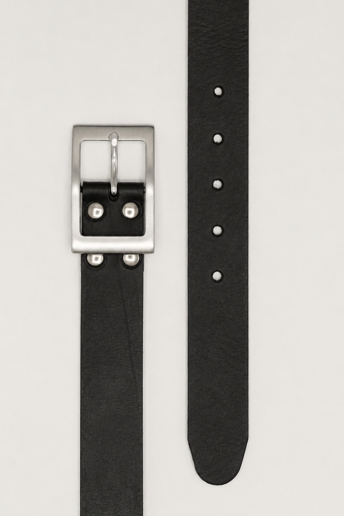 Ceinture Charlotte Atelier Nappa à plat : cuir de vachette noir, boucle rectangulaire argentée brossée et quatre rivets argentés