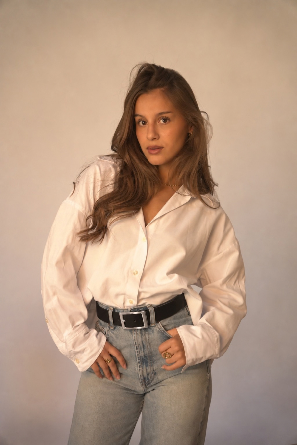 Ceinture femme en cuir noir Charlotte Atelier Nappa à boucle argentée brossée, portée avec une chemise blanche oversize et un jean clair