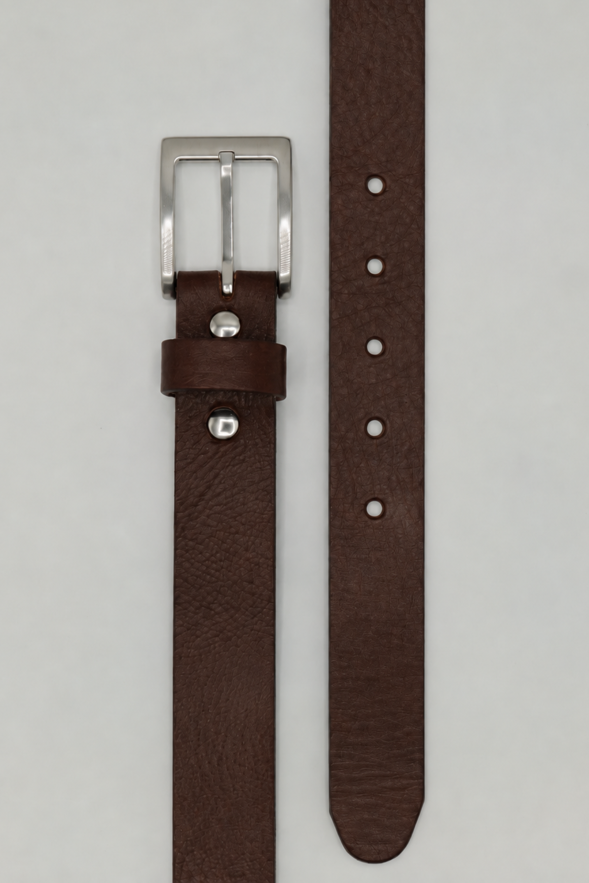 Ceinture homme Claude Atelier Nappa à plat : cuir pleine fleur marron de 3 cm, boucle rectangulaire argentée, rivets et passant en cuir