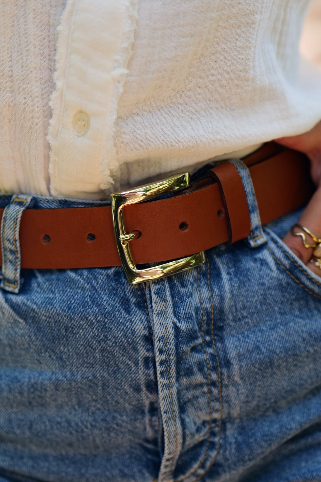 Ceinture femme en cuir cognac et boucle dorée fabriquée en France