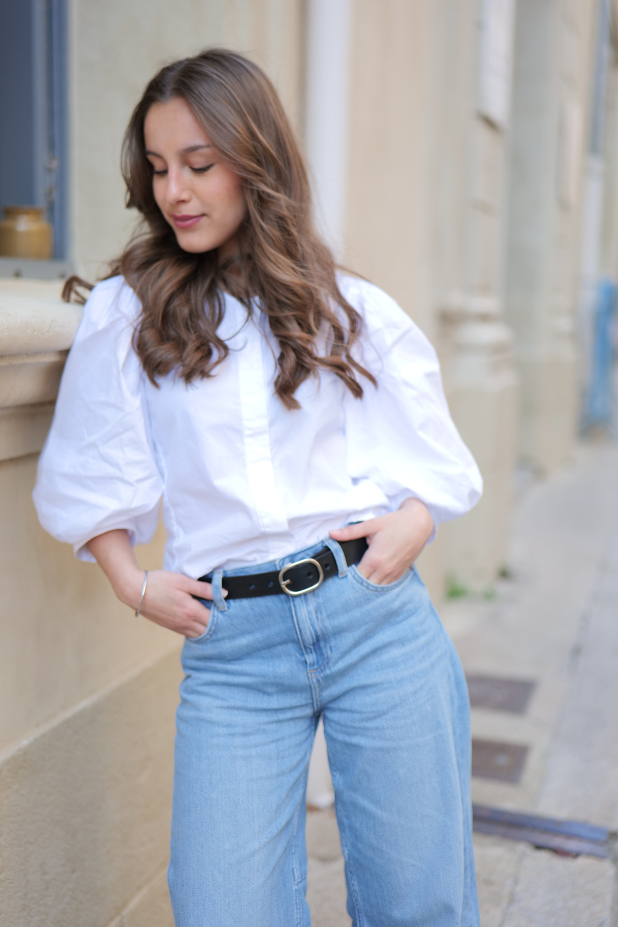 Ceinture femme cuir noir Bertille portée avec une chemise blanche et un jean clair