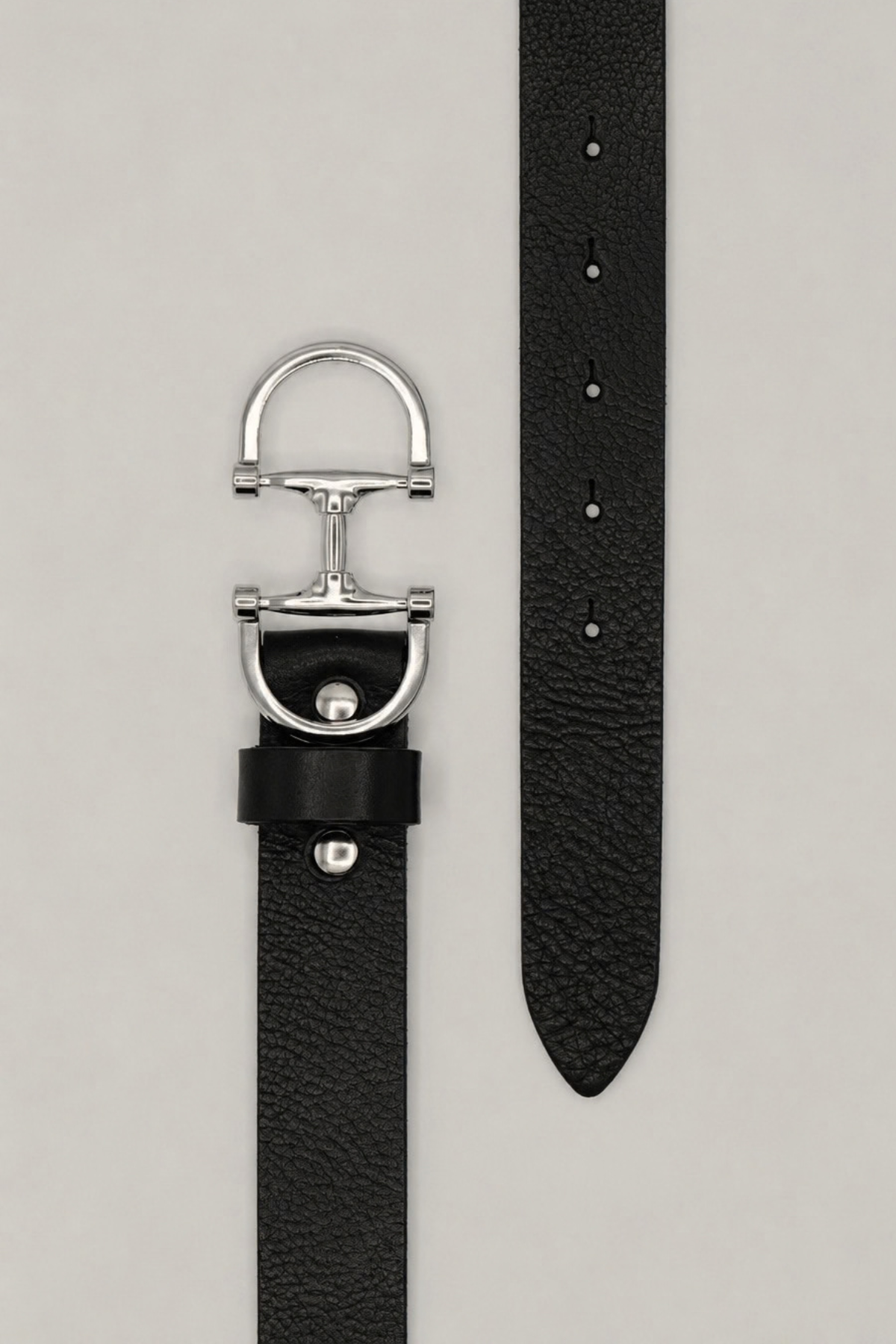 Ceinture Jeanne Atelier Nappa en cuir de vachette noir grainé, boucle mors argentée et passant en cuir, largeur 3 cm