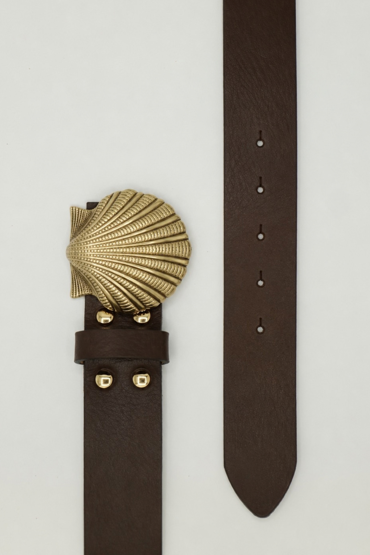 Ceinture Juliette Atelier Nappa à plat : cuir de vachette marron foncé de 4 cm, boucle coquillage dorée brossée et passant en cuir