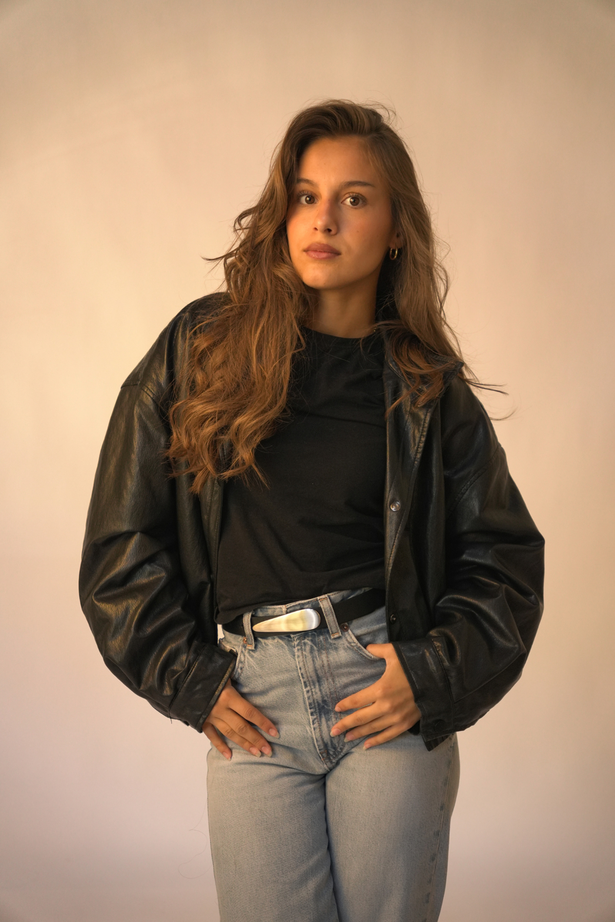 Ceinture en cuir noir Rosa Atelier Nappa à boucle argentée, look jean clair et t-shirt noir