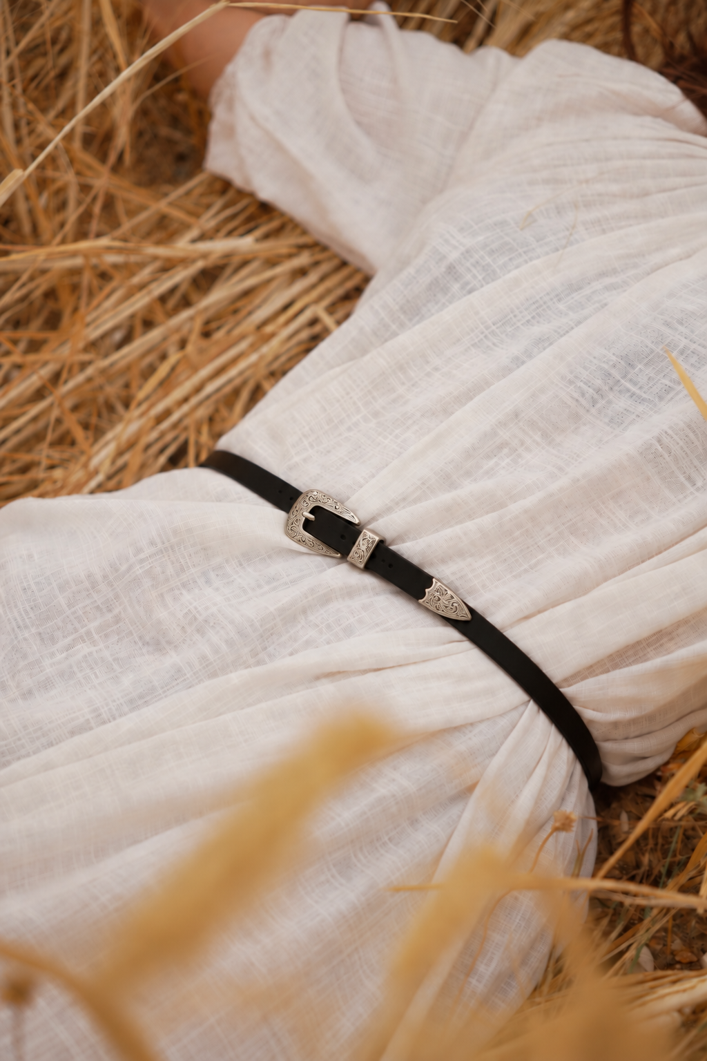 ceinture western fine cuir noir portée sur une robe