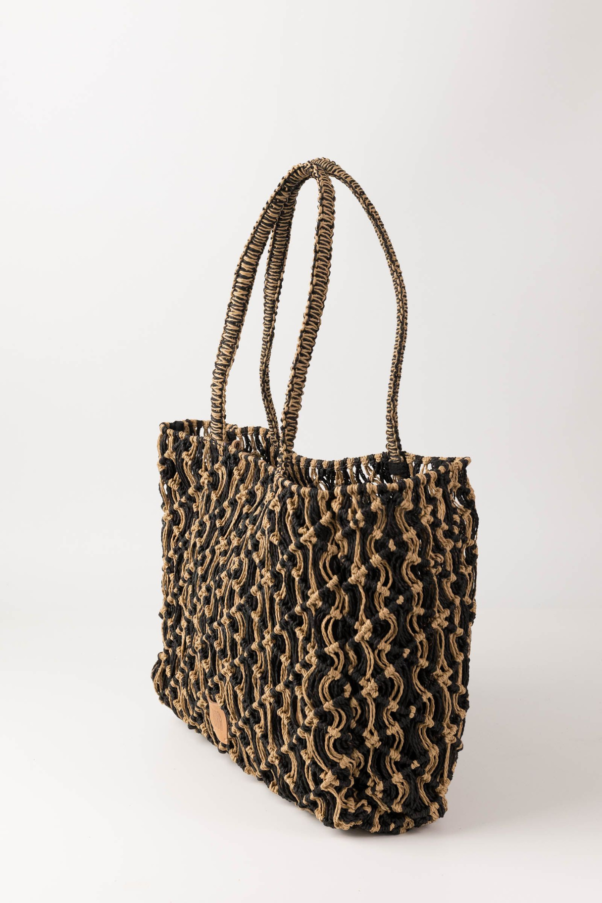 Grand sac cabas Sodwana XL noir et beige Biba en raphia tressé main, vue trois quarts