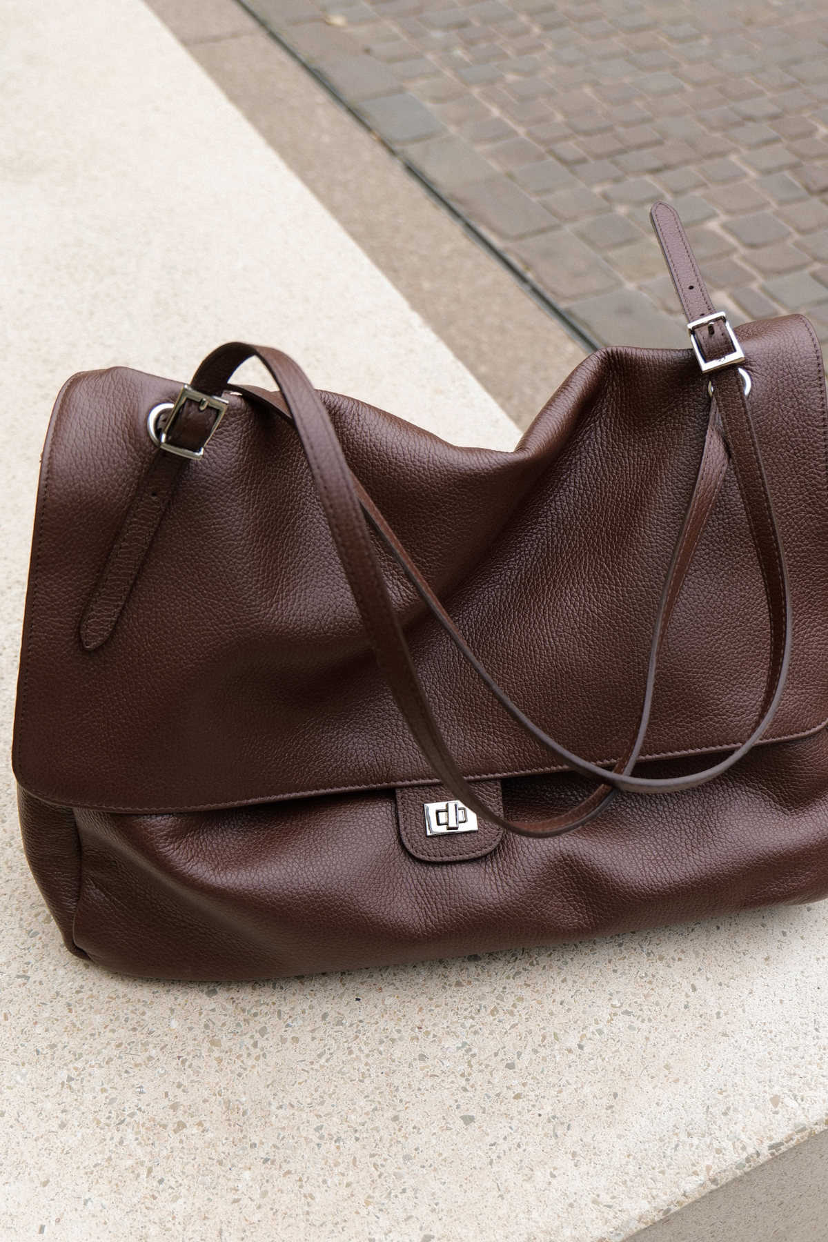 Grand sac à rabat Margot moka, anses en cuir réglables par boucles argentées