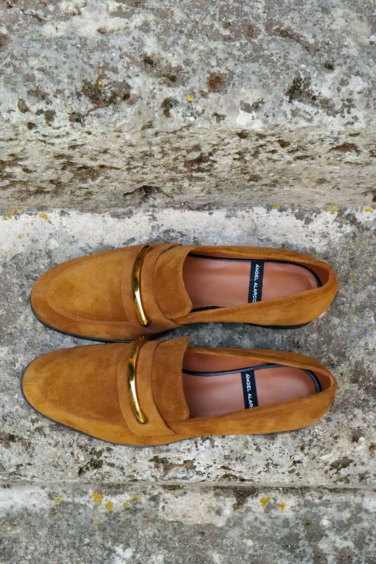 Mocassins en cuir suédé cognac Ángel Alarcón avec bijou doré