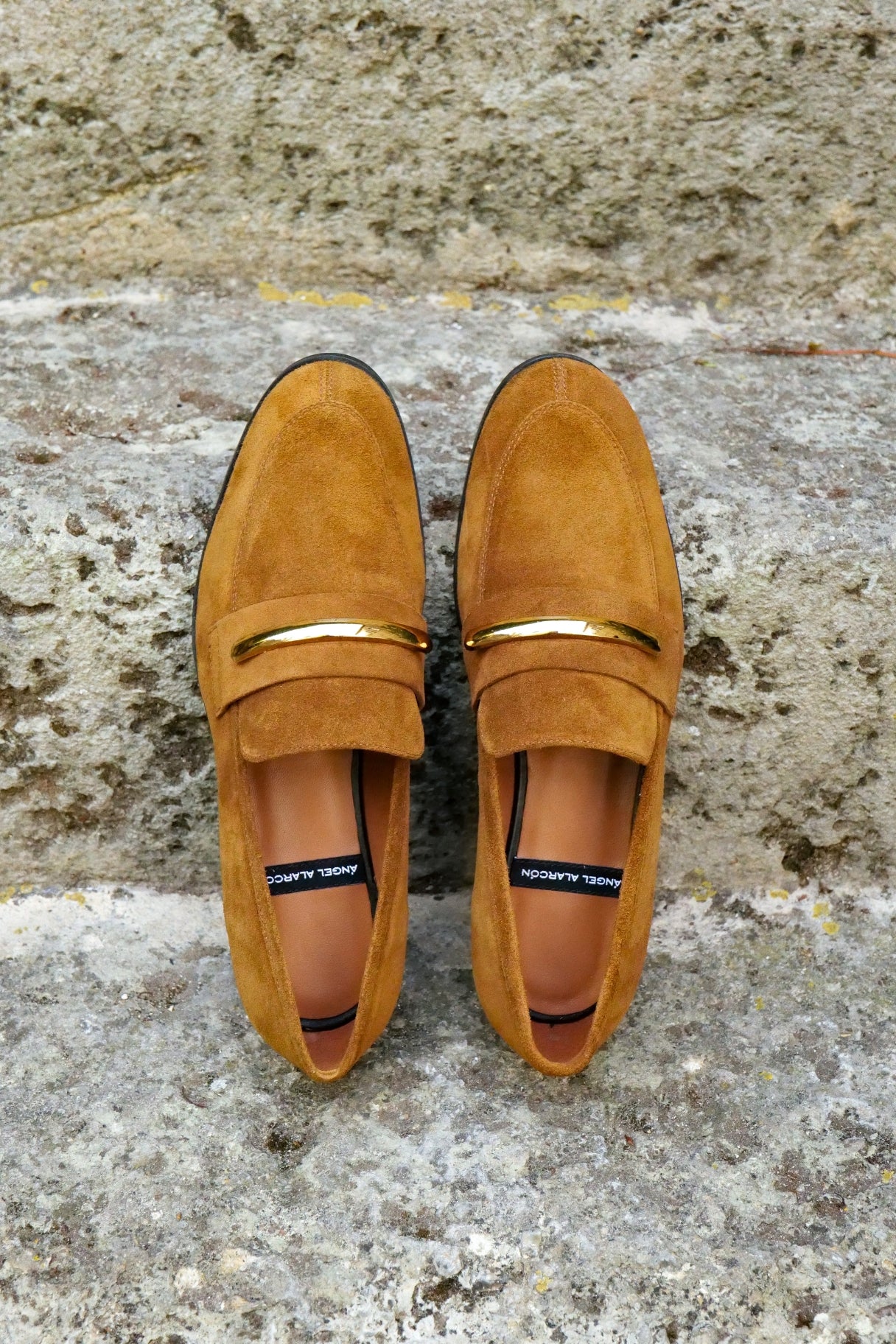 Mocassins en cuir suédé cognac Ángel Alarcón avec bijou doré