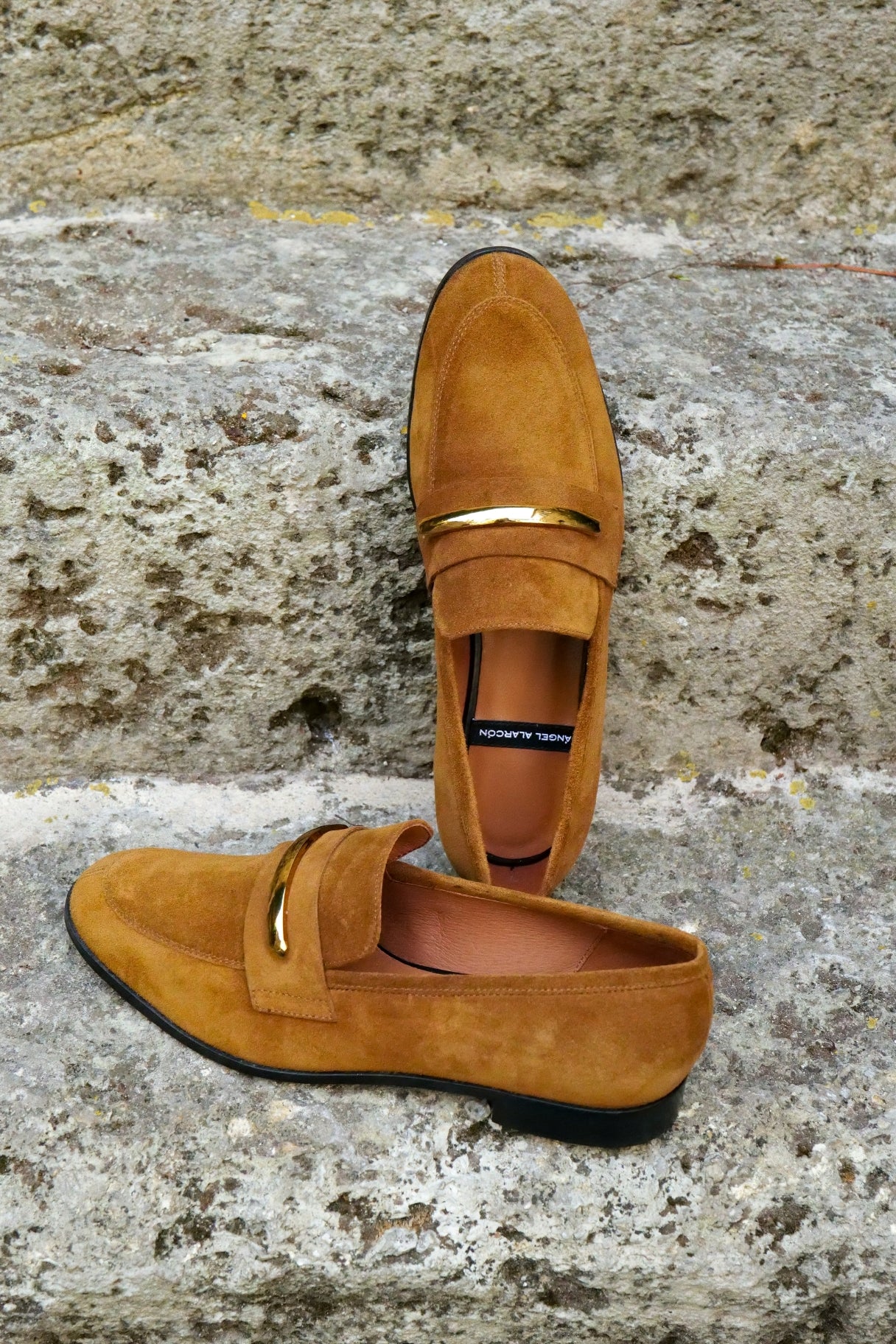 Mocassins en cuir suédé cognac Ángel Alarcón avec bijou doré