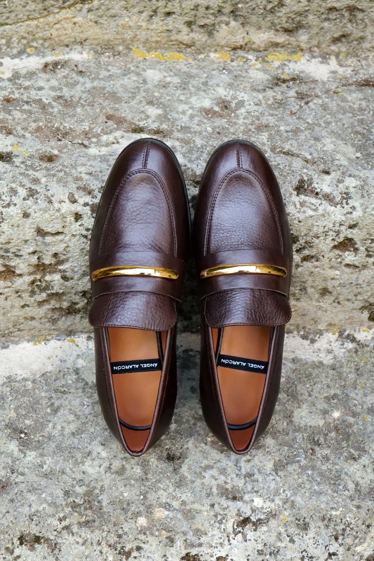 Mocassins en cuir marron Ángel Alarcón avec bijoux dorés