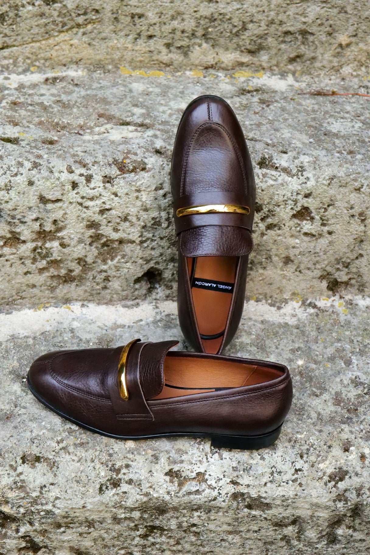 Mocassins en cuir marron Ángel Alarcón avec bijoux dorés