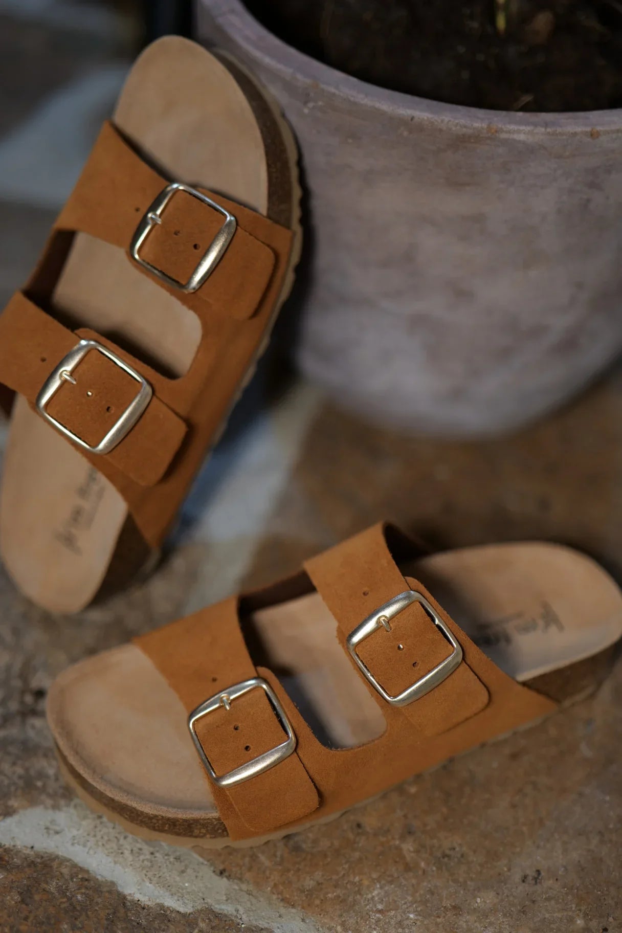 Détail mules en camel avec double boucle métallique réglable 