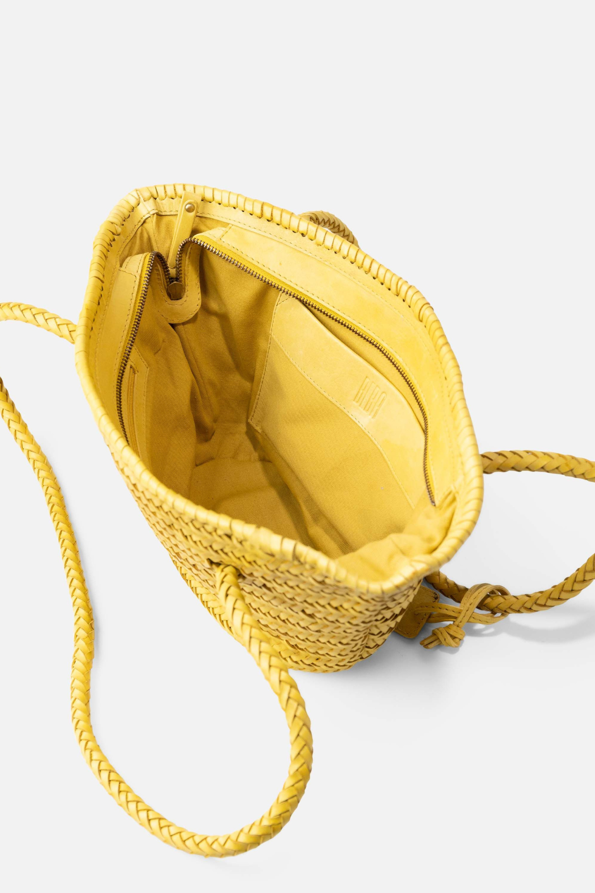 Intérieur du panier BIBA en cuir tressé jaune avec doublure et poche zippée