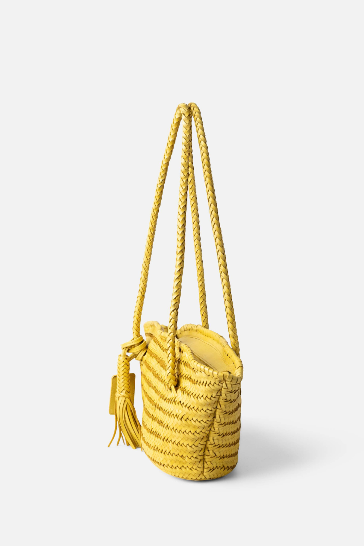 Panier BIBA en cuir tressé jaune vue de profil avec longues anses tressées