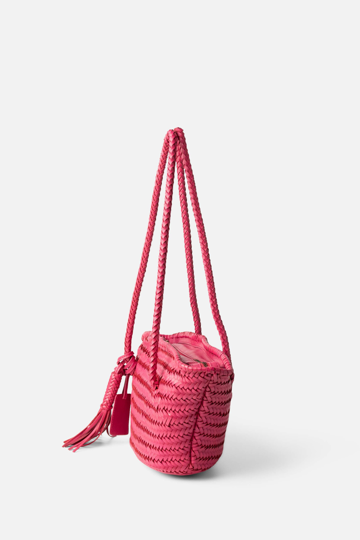 Panier BIBA en cuir tressé rose fuchsia vue de profil avec longues anses tressées