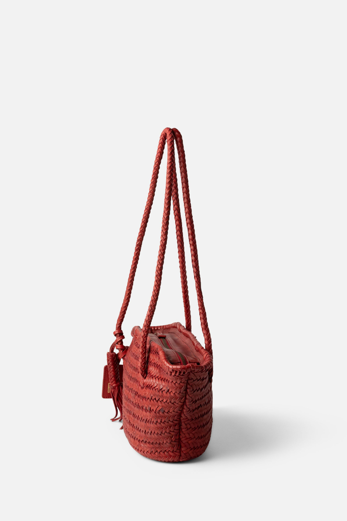 Panier BIBA en cuir tressé rouge terracotta vue de profil avec longues anses tressées