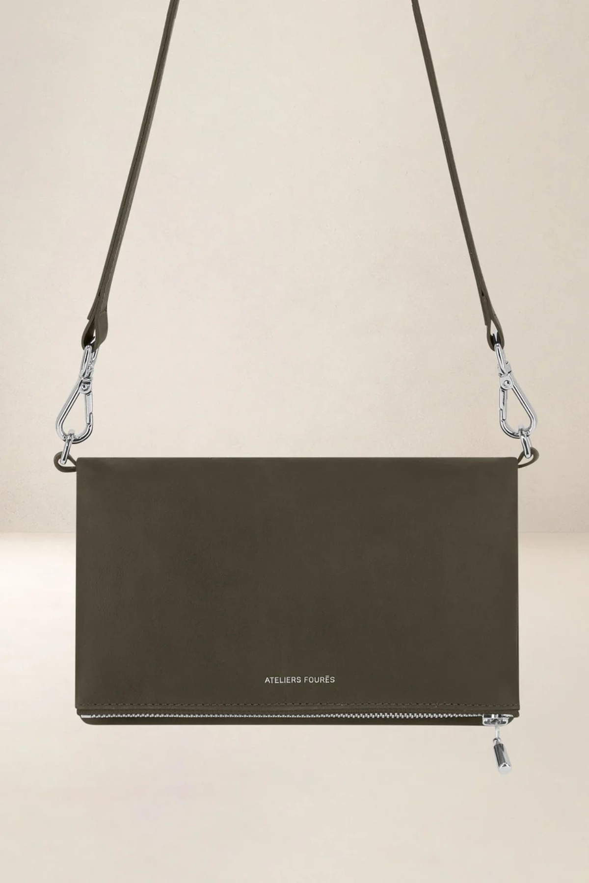 Mini pochette à rabat zippé en cuir pleine fleur kaki Mycène Ateliers Fourès, bandoulière réglable, fabriquée en France