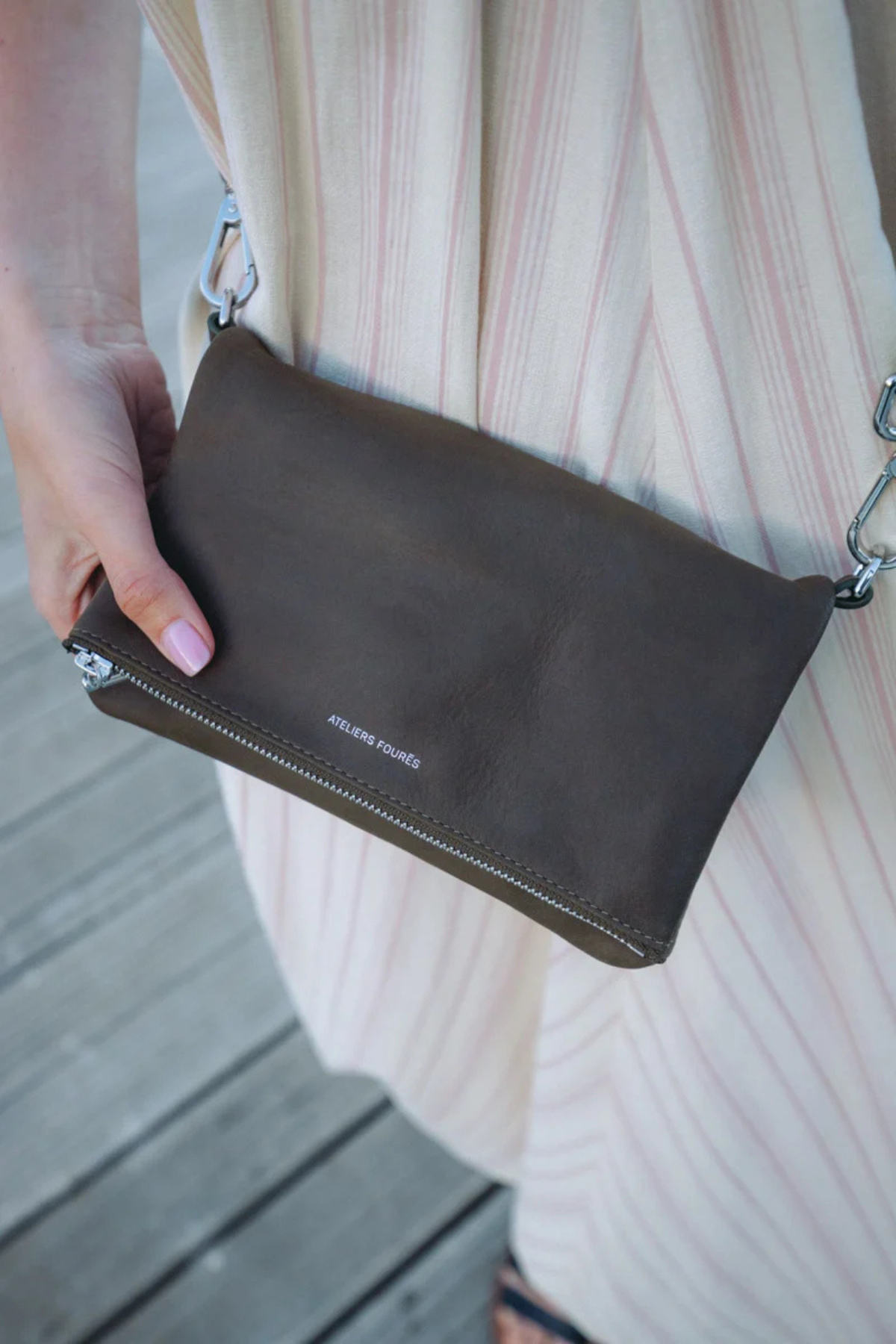 Pochette bandoulière en cuir kaki Mycène Mini Ateliers Fourès portée croisée, rabat zippé et mousquetons argentés