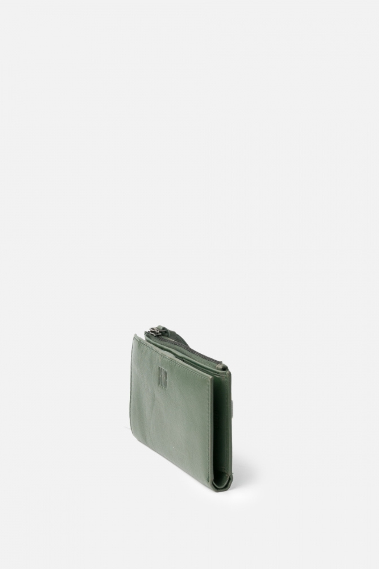 Portefeuille BIBA en cuir vert kaki vue de profil, modèle compact et pla