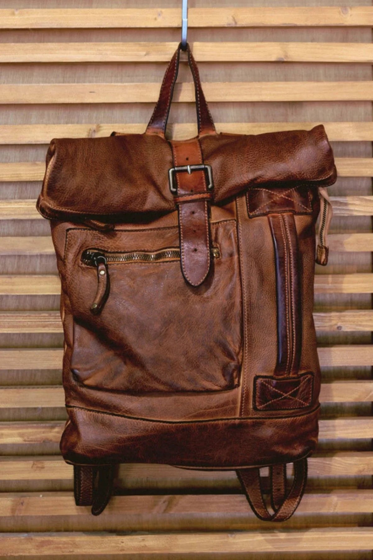 Sac à dos Bayside Bologne en cuir vintage camel suspendu, vue de face