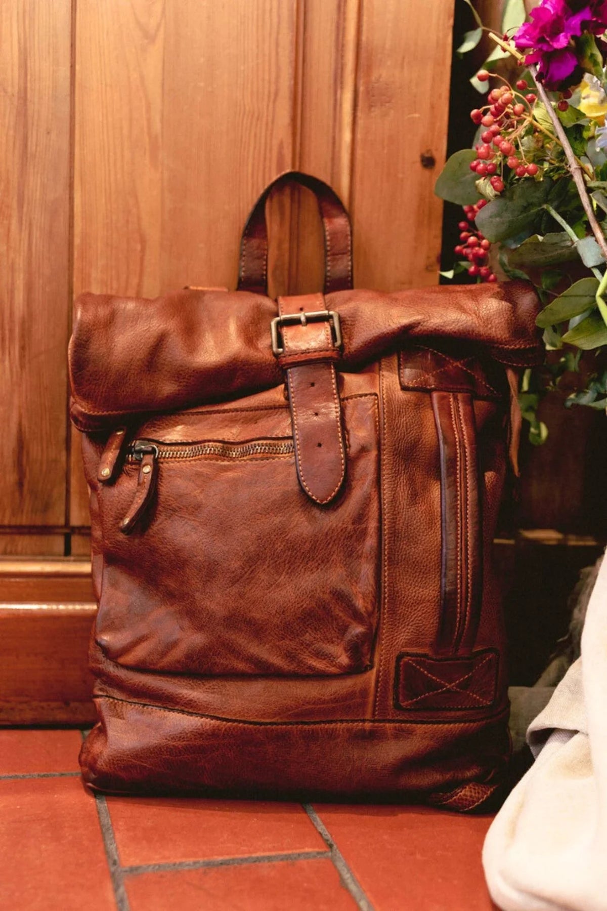 Sac à dos Bayside Bologne en cuir vintage camel, fermeture à rabat enroulé et sangle à boucle
