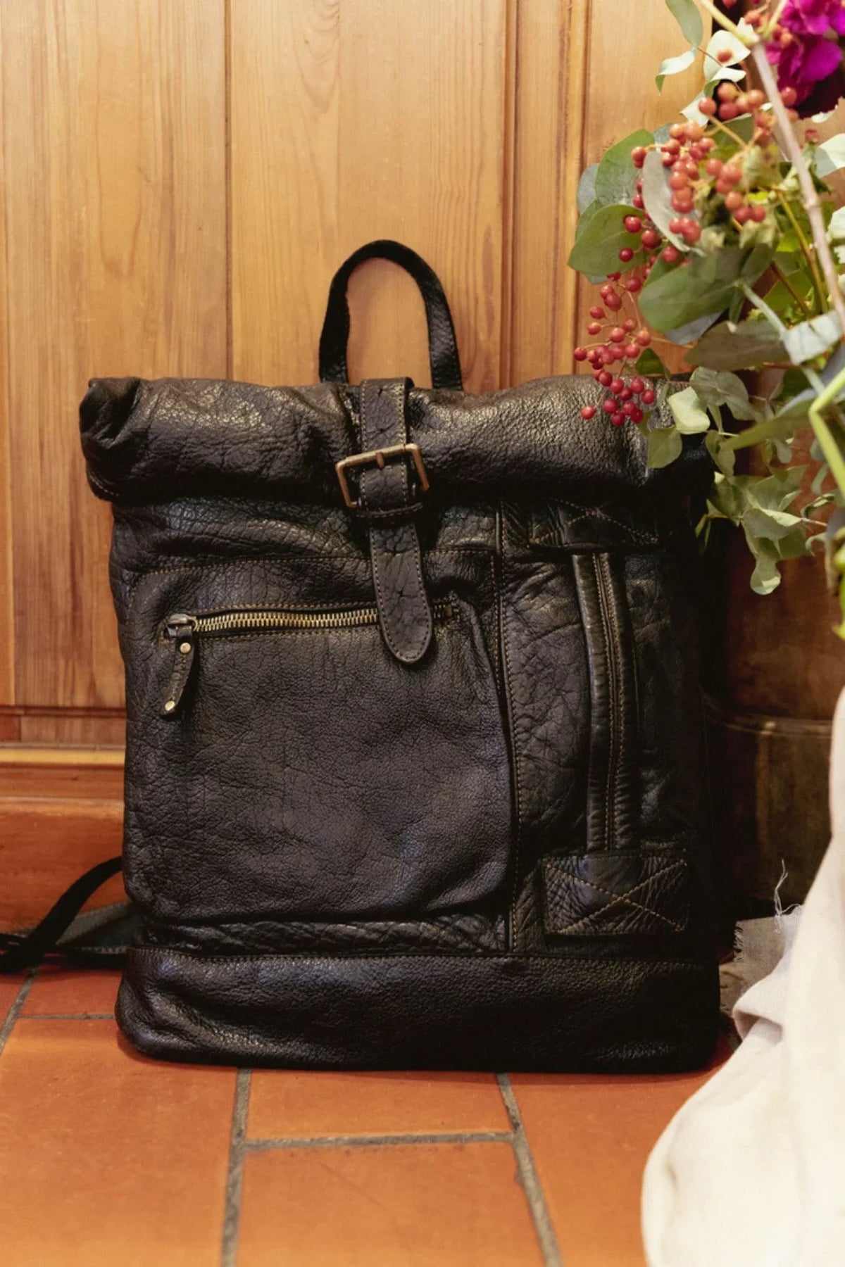 Sac à dos Bayside Bologne en cuir vintage noir, fermeture à rabat enroulé et poches zippées