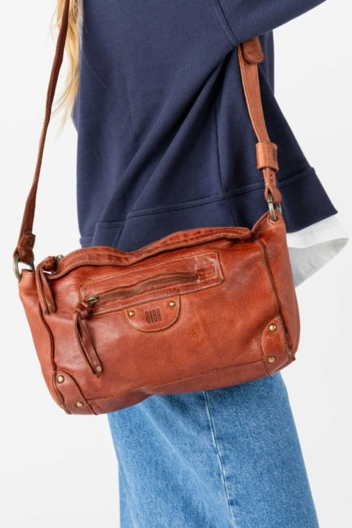 Sac Alaska Biba en cuir de vachette lavé cognac porté croisé, réf. AKA3L