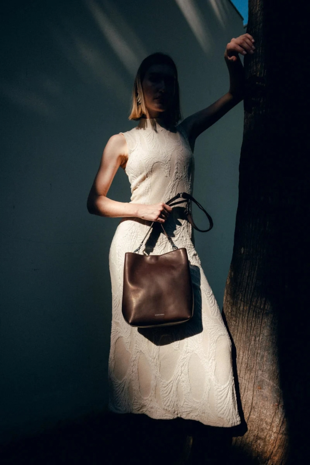 Sac Alceste Maxi Ateliers Fourès en cuir chocolat porté à la main, bandoulière détachée
