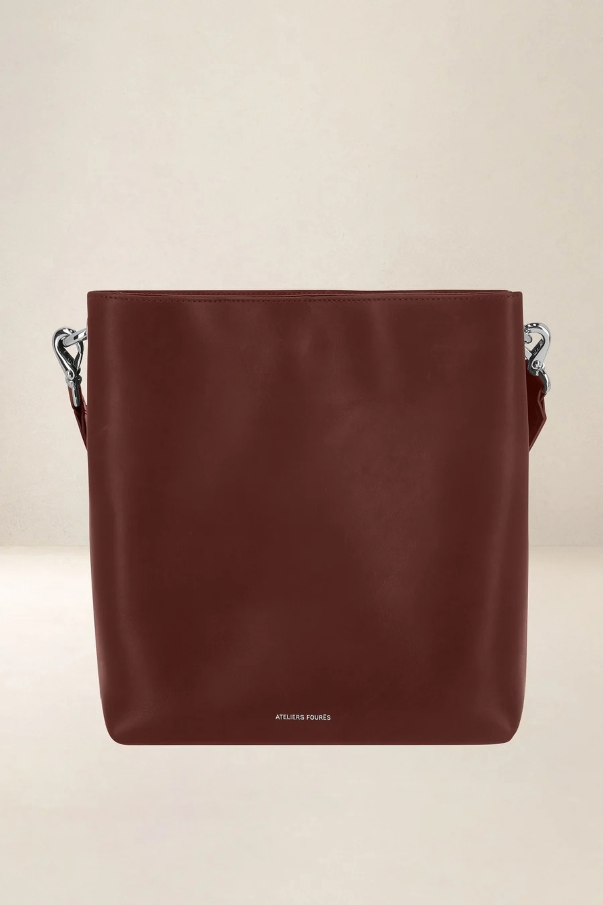 Sac seau Alceste Maxi Ateliers Fourès en cuir pleine fleur aniline cognac, bandoulière amovible et finitions argentées