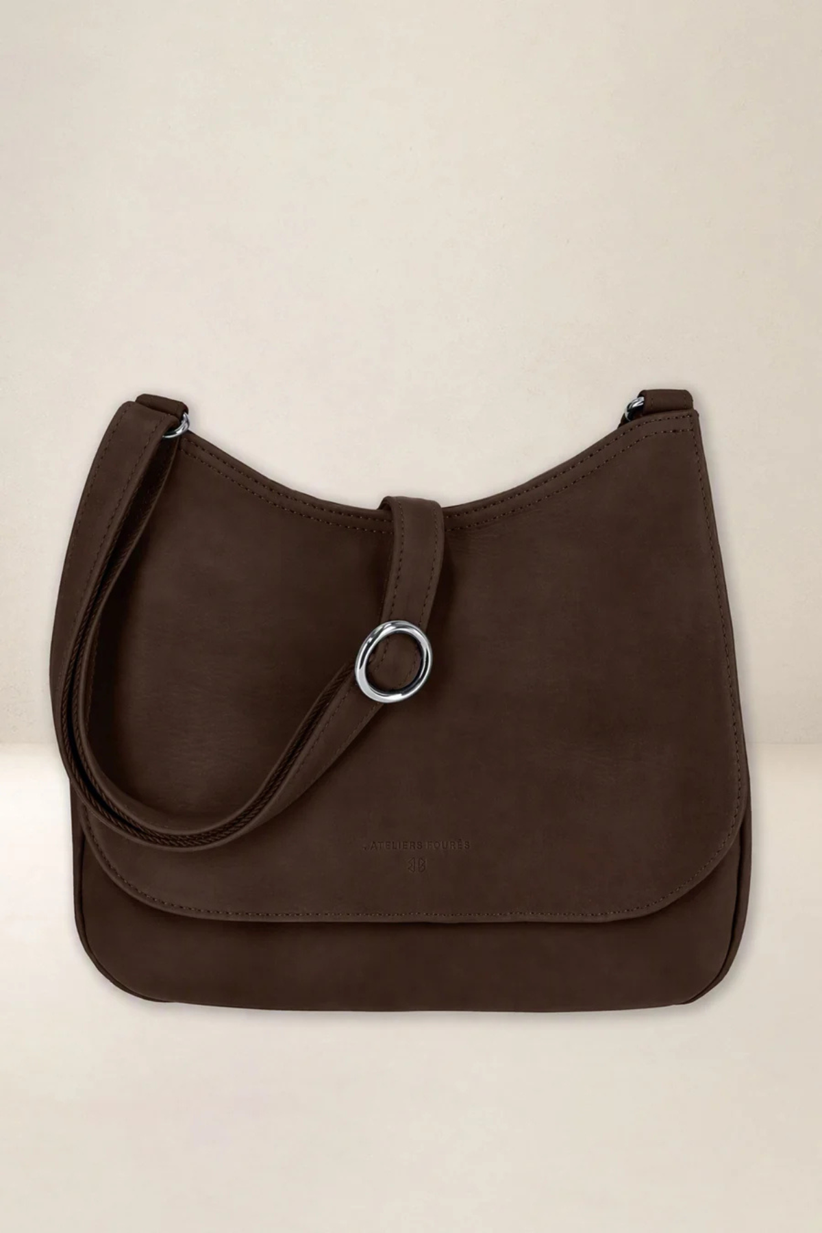Petite gibecière Artémis Compact en cuir pleine fleur chocolat, vue de face