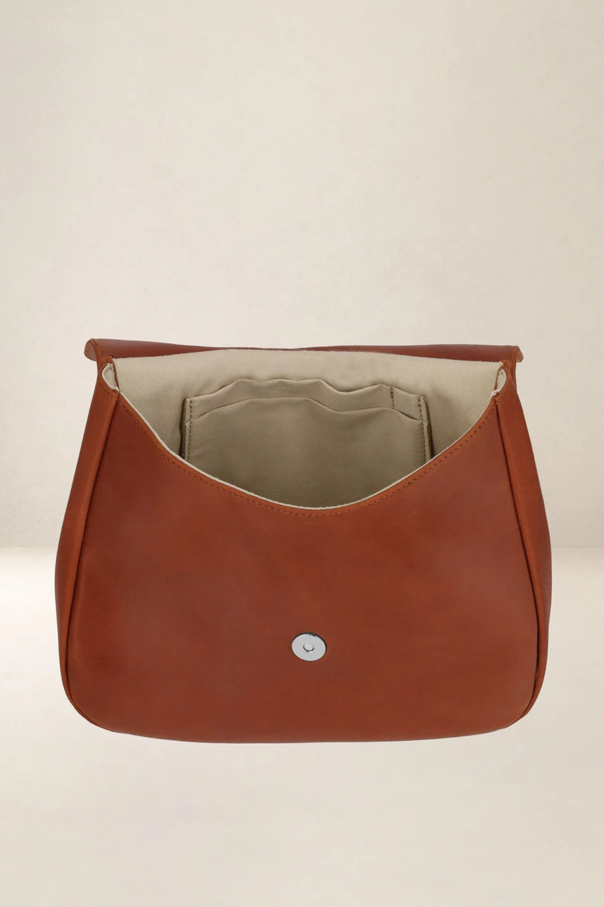 Intérieur du sac Artémis Compact fauve : doublure en coton, poches plaquées et fermoir aimanté