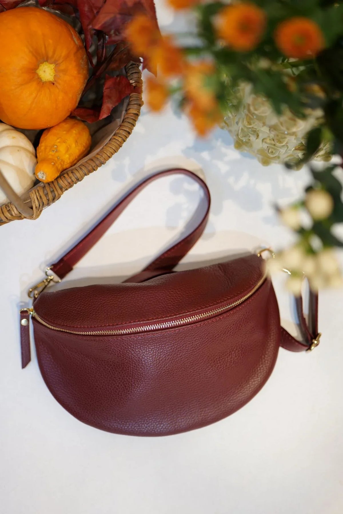 Sac banane Jeanne en cuir grainé bordeaux, grand format avec bandoulière