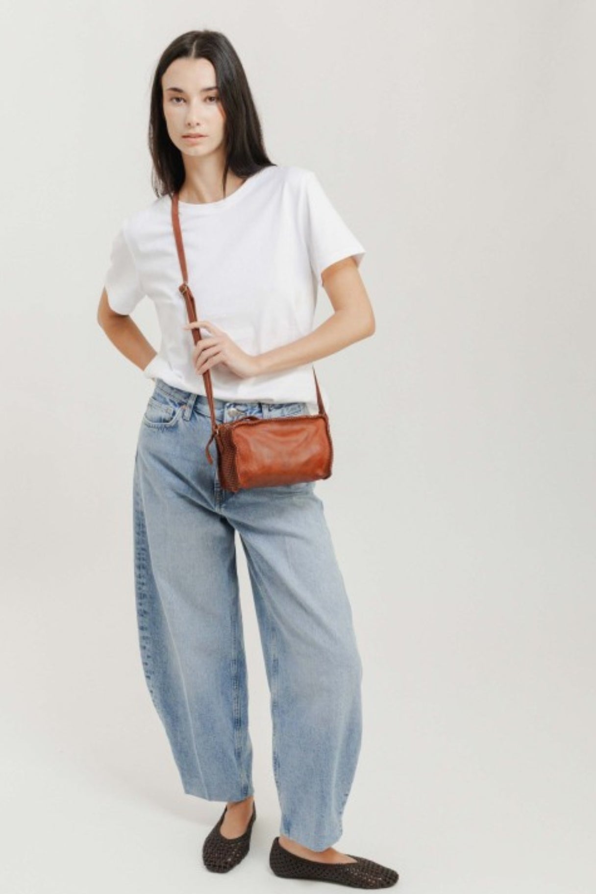 Abbot – Sac bandoulière femme en cuir lavé et perforé – BIBA