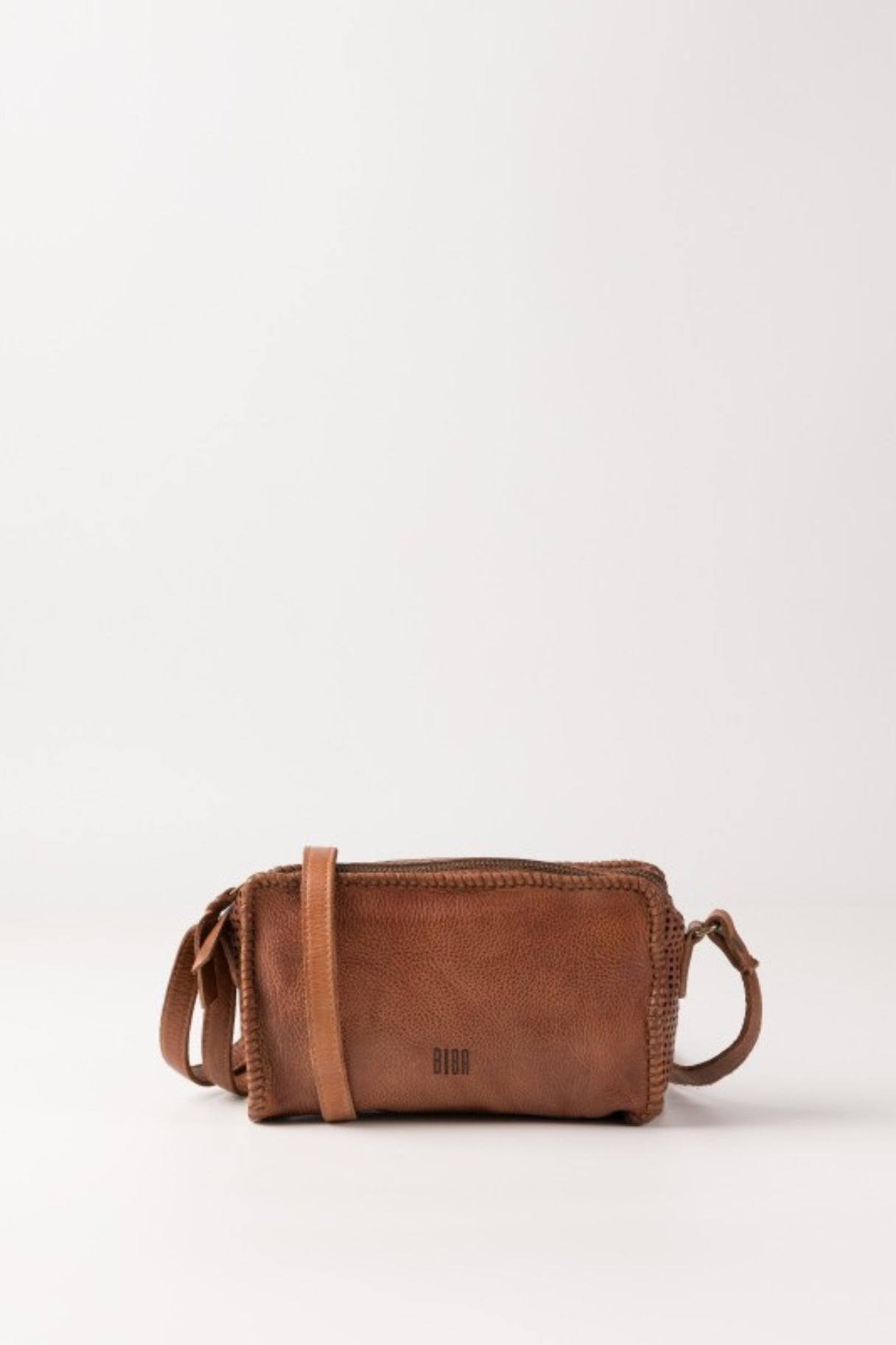 Abbot – Sac bandoulière femme en cuir lavé et perforé – BIBA