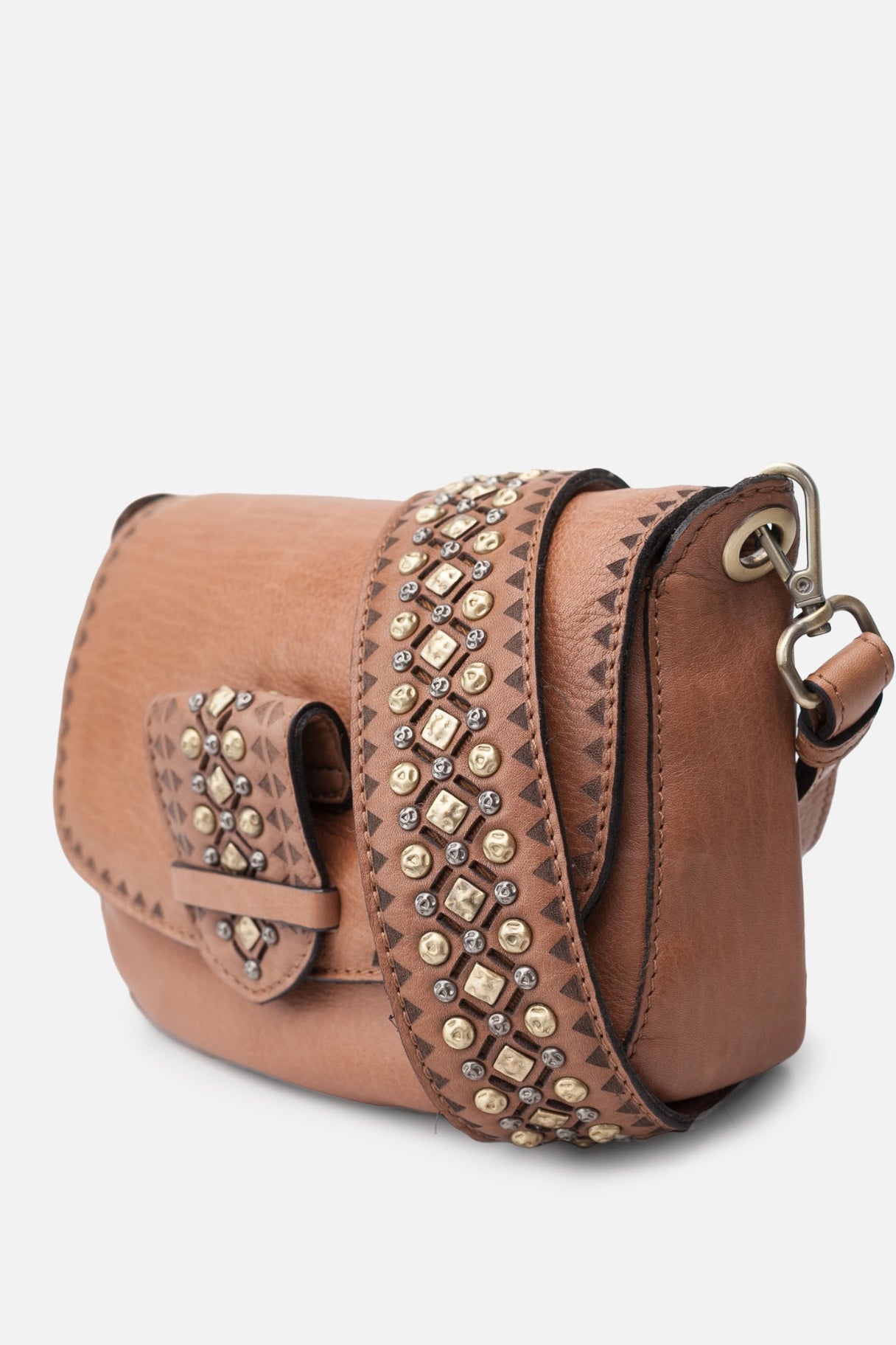 sac bandoulière Cody COD1L en cuir camel clair vu de face avec détails en clous