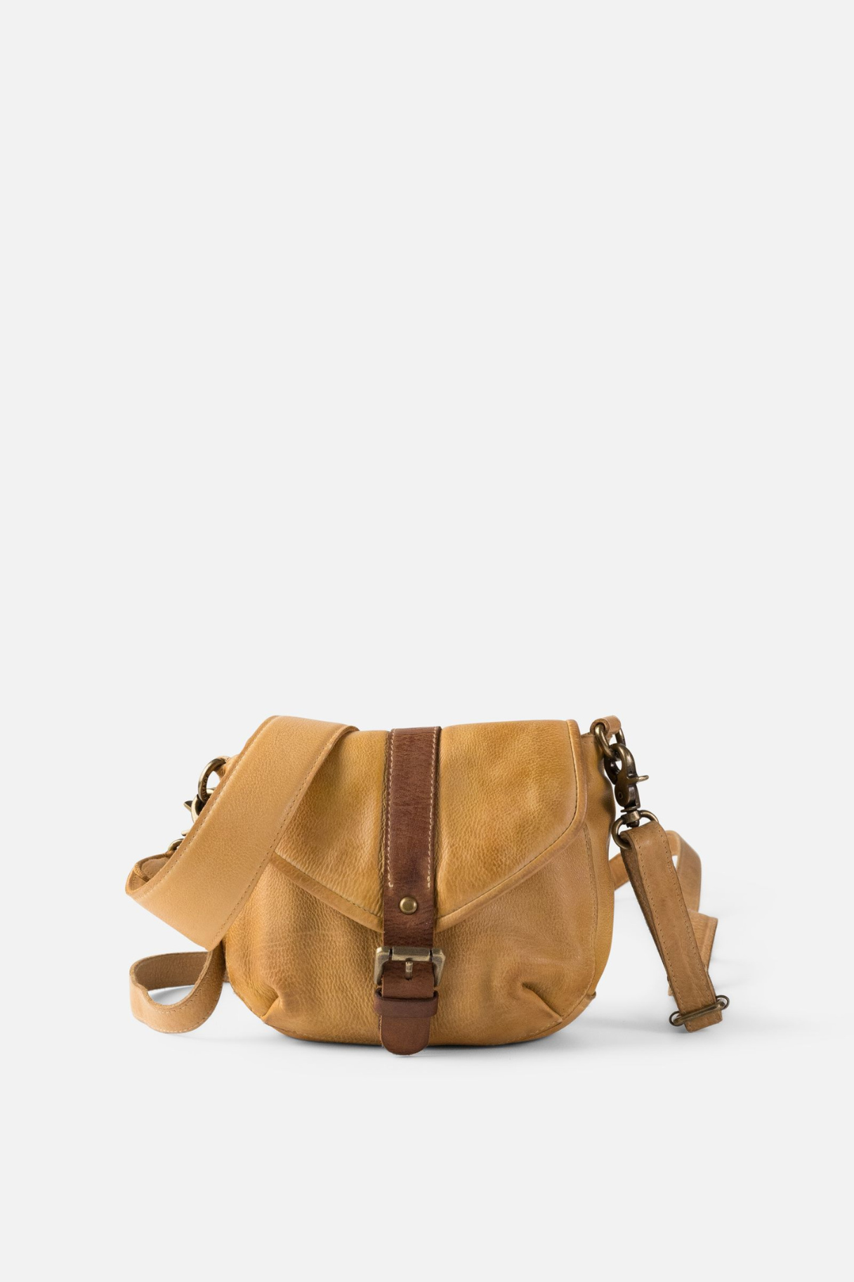 Sac besace femme en cuir moutarde avec rabat, bride contrastée cognac et boucle métal vieilli