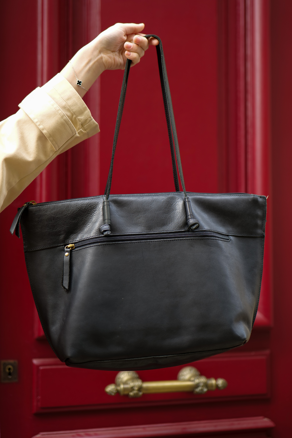 Grand sac cabas en cuir noir pour femme de la marque Noordsen avec poche zippée