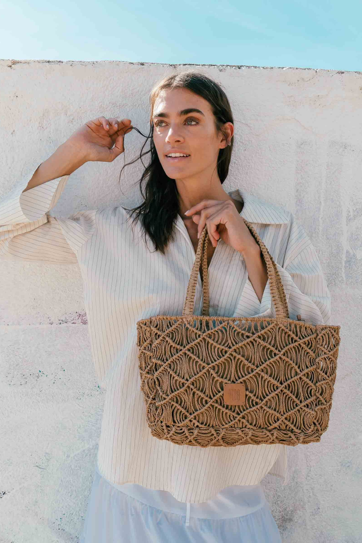 Sac cabas femme raphia macramé Sodwana naturel Biba porté à la main avec chemise rayée