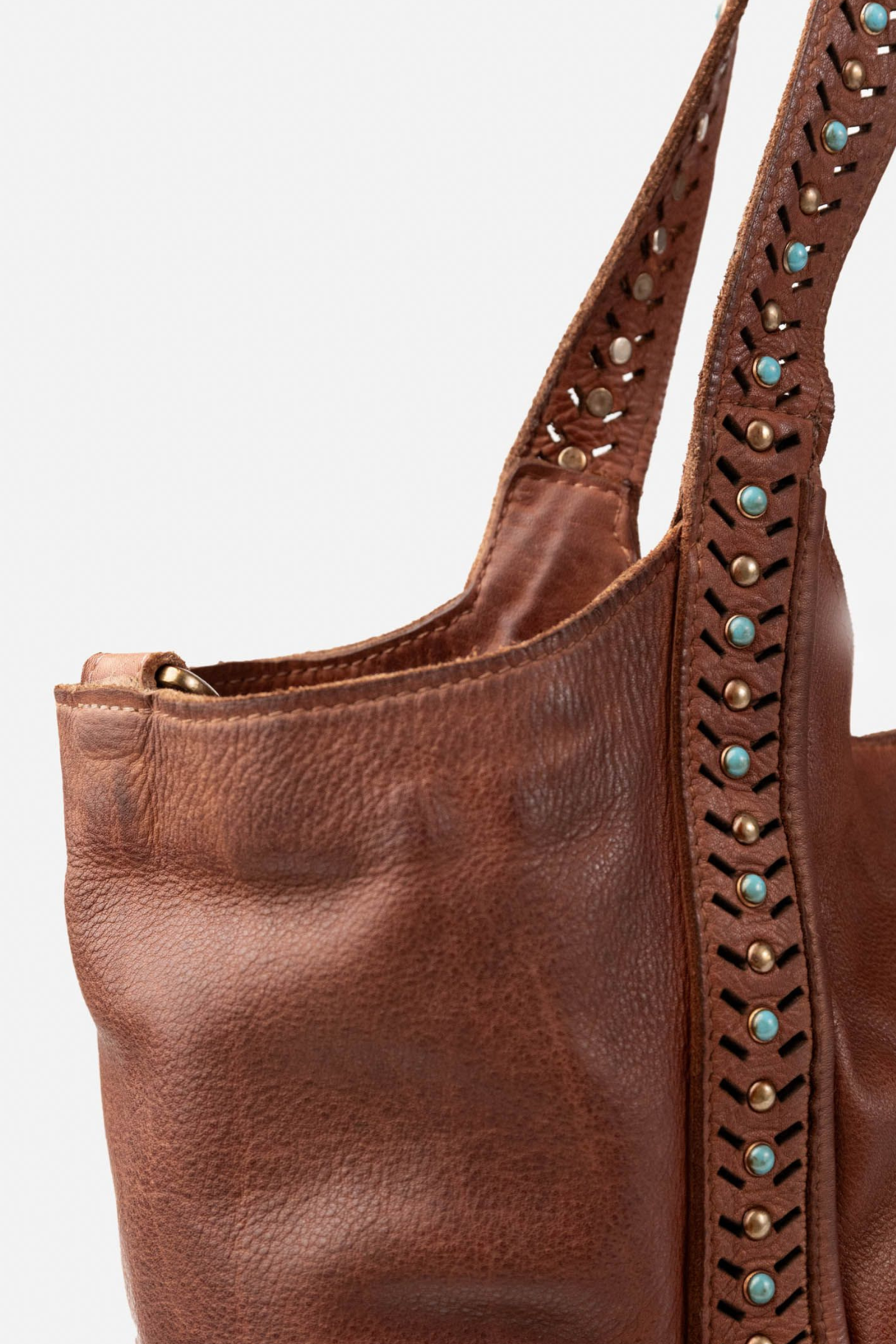 Détail des anses du sac cabas Winkler Biba avec clous laiton vieilli et cabochons turquoise