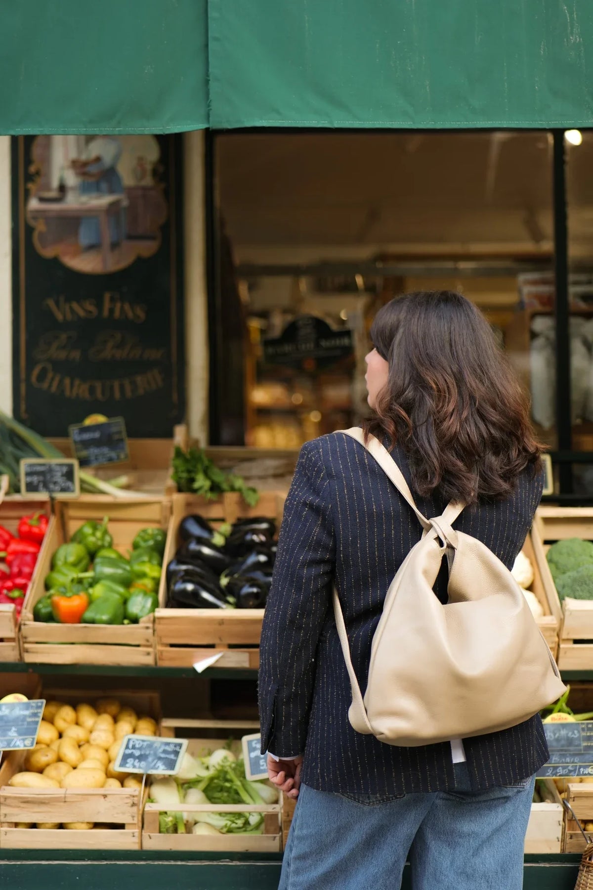 Sac Jérôme en cuir grainé beige porté en sac à dos